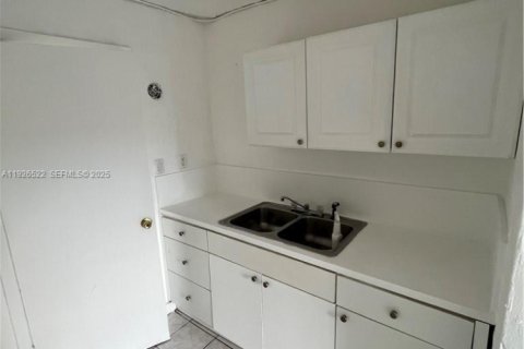 House in Hallandale Beach, Florida 1 bedroom, 37.16 sq.m. № 1986434 - photo 3