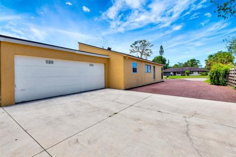 House in Sarasota, Florida 4 bedrooms, 188.68 sq.m. № 1789257 - photo 2