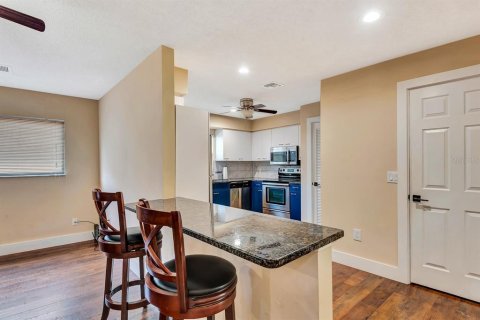 House in Sarasota, Florida 4 bedrooms, 188.68 sq.m. № 1789257 - photo 15