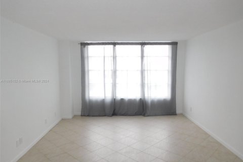 Condo in Hollywood, Florida, 3 bedrooms  № 1811679 - photo 5