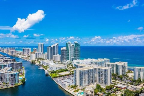 Condo in Hollywood, Florida, 3 bedrooms  № 1811679 - photo 13