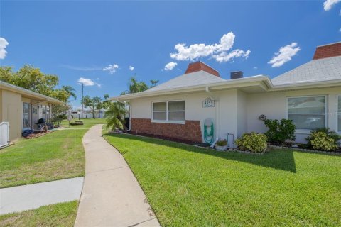 Condo in Holiday, Florida, 1 bedroom  № 1848622 - photo 17