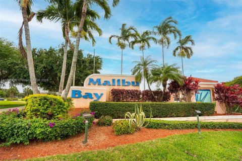 Townhouse in Pembroke Pines, Florida 3 bedrooms, 126.44 sq.m. № 1610498 - photo 1