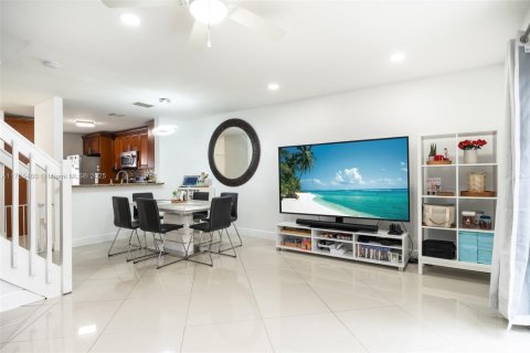 Townhouse in Pembroke Pines, Florida 3 bedrooms, 126.44 sq.m. № 1610498 - photo 3