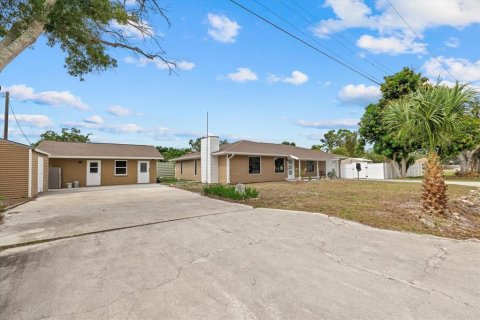 House in Sarasota, Florida 5 bedrooms, 255.85 sq.m. № 2230444