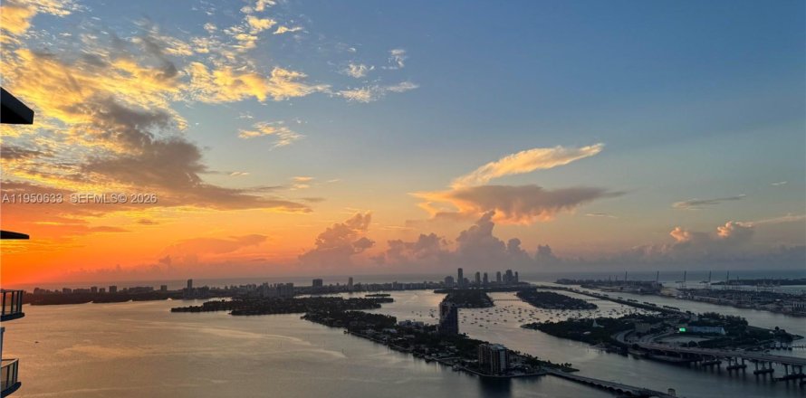 Кондоминиум с 2 спальнями в Майами, Флорида № 2006831