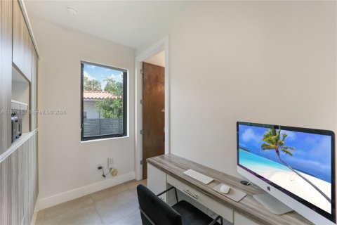 Villa ou maison à louer à Miami, Floride: 5 chambres, 460.33 m2 № 2046192 - photo 18