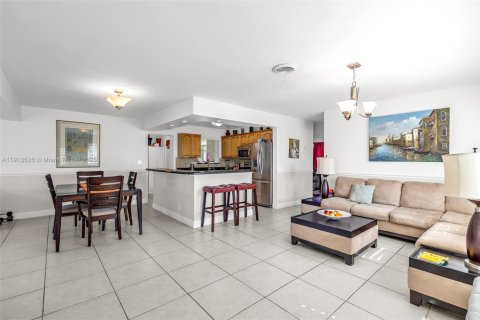 House in Fort Lauderdale, Florida 3 bedrooms, 160.26 sq.m. № 1971341 - photo 4