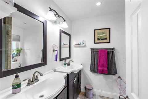 House in Fort Lauderdale, Florida 3 bedrooms, 160.26 sq.m. № 1971341 - photo 17