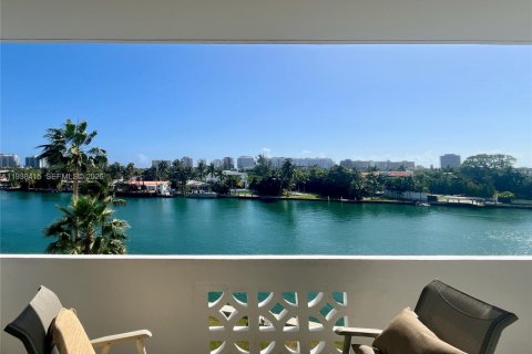 Condo in Bay Harbor Islands, Florida, 2 bedrooms  № 1996164