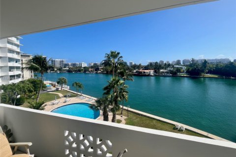 Купить кондоминиум в Бей-Харбор-Айлендс, Флорида 2 спальни, 103.86м2, № 1996164 - фото 3