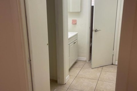 Condo in North Miami Beach, Florida, 1 bedroom  № 1229187 - photo 1