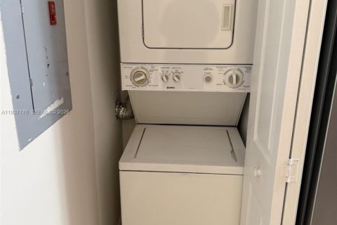 Condo in Miami, Florida, 2 bedrooms  № 2152594 - photo 17