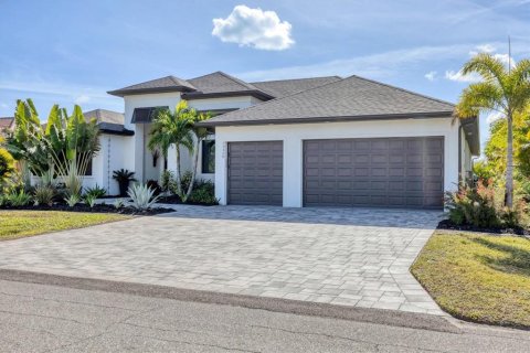 House in Port Charlotte, Florida 4 bedrooms, 229.65 sq.m. № 2166453 - photo 2