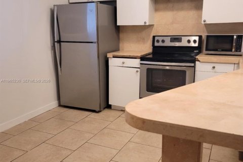 Condo in Miami, Florida, 1 bedroom  № 2026508 - photo 8