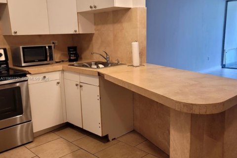 Condo in Miami, Florida, 1 bedroom  № 2026508 - photo 4