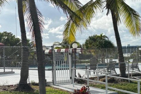 Condo in Miami Gardens, Florida, 1 bedroom  № 1951153 - photo 5