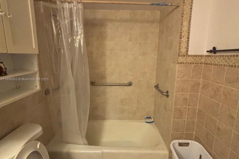 Condo in Miami Gardens, Florida, 1 bedroom  № 1951153 - photo 14