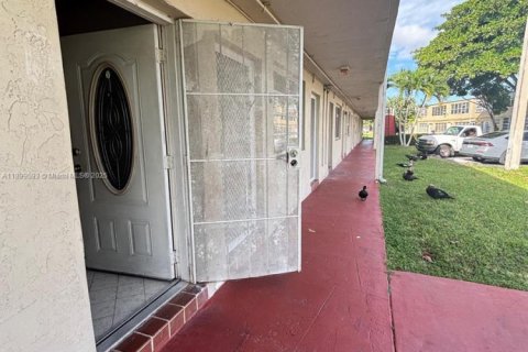 Condo in Miami Gardens, Florida, 1 bedroom  № 1951153 - photo 9