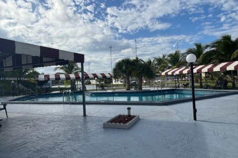 Condo in Miami Gardens, Florida, 1 bedroom  № 1951153 - photo 2