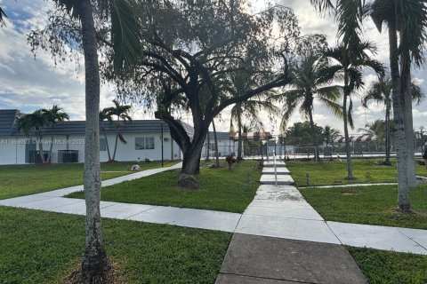 Condo in Miami Gardens, Florida, 1 bedroom  № 1951153 - photo 1