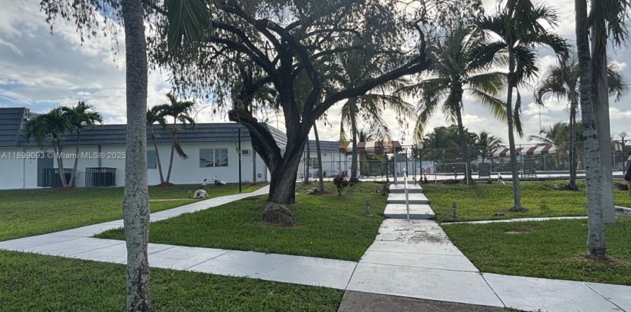 Condo in Miami Gardens, Florida, 1 bedroom  № 1951153
