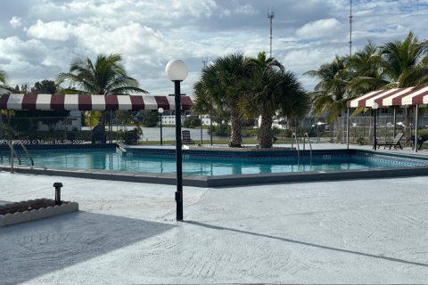 Condo in Miami Gardens, Florida, 1 bedroom  № 1951153 - photo 3