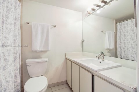 Купить кондоминиум в Дорал, Флорида 2 спальни, 79.62м2, № 1865533 - фото 13