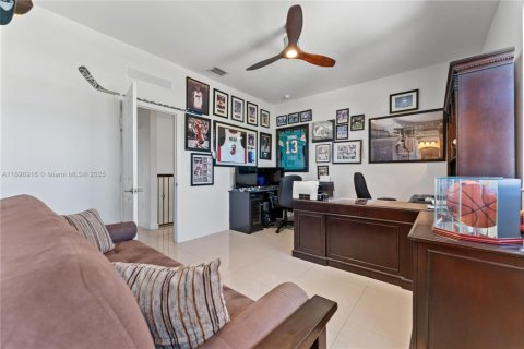 House in Miami, Florida 5 bedrooms, 302.95 sq.m. № 1948406 - photo 26