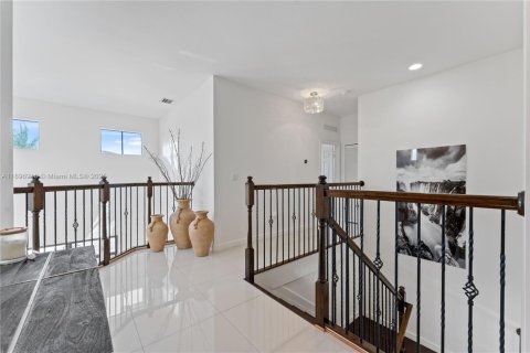 House in Miami, Florida 5 bedrooms, 302.95 sq.m. № 1948406 - photo 23