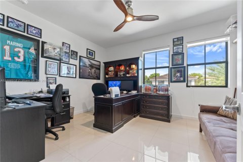 House in Miami, Florida 5 bedrooms, 302.95 sq.m. № 1948406 - photo 25