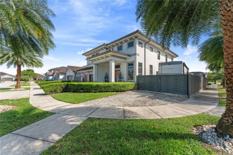 House in Miami, Florida 5 bedrooms, 302.95 sq.m. № 1948406 - photo 2