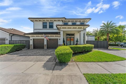 House in Miami, Florida 5 bedrooms, 302.95 sq.m. № 1948406 - photo 1