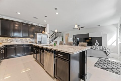 House in Miami, Florida 5 bedrooms, 302.95 sq.m. № 1948406 - photo 11