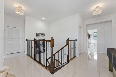 House in Miami, Florida 5 bedrooms, 302.95 sq.m. № 1948406 - photo 24