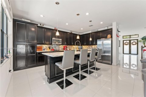 House in Miami, Florida 5 bedrooms, 302.95 sq.m. № 1948406 - photo 9