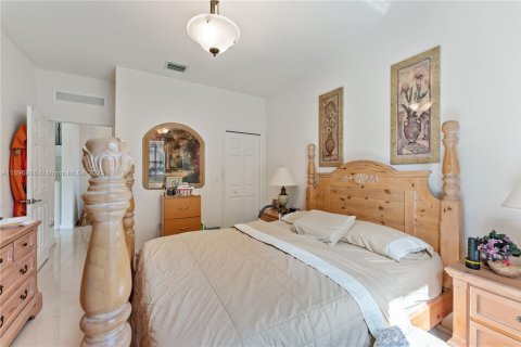 House in Miami, Florida 5 bedrooms, 302.95 sq.m. № 1948406 - photo 21