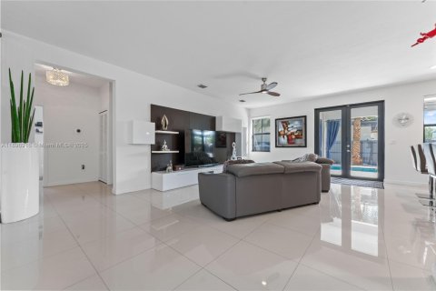 House in Miami, Florida 5 bedrooms, 302.95 sq.m. № 1948406 - photo 17