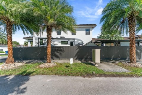 House in Miami, Florida 5 bedrooms, 302.95 sq.m. № 1948406 - photo 3