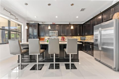 House in Miami, Florida 5 bedrooms, 302.95 sq.m. № 1948406 - photo 12