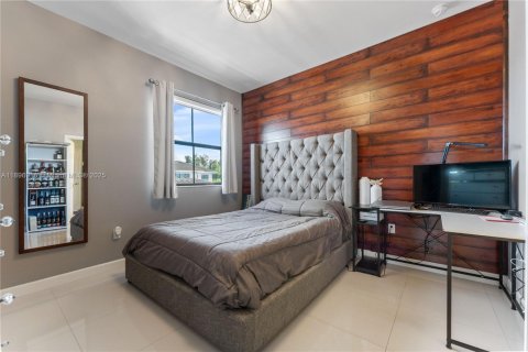 House in Miami, Florida 5 bedrooms, 302.95 sq.m. № 1948406 - photo 28