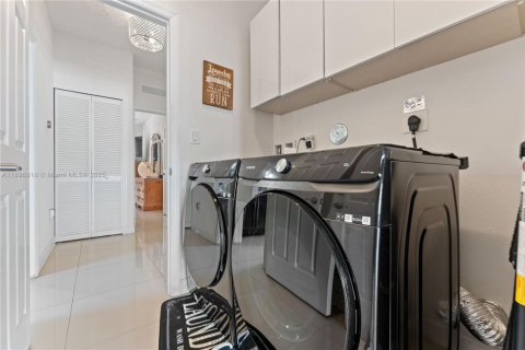 House in Miami, Florida 5 bedrooms, 302.95 sq.m. № 1948406 - photo 8