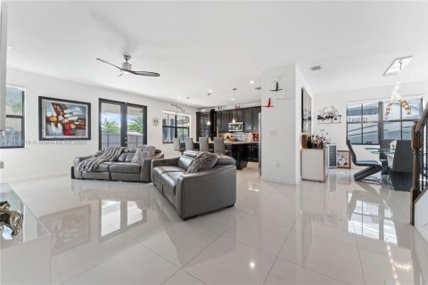 House in Miami, Florida 5 bedrooms, 302.95 sq.m. № 1948406 - photo 16
