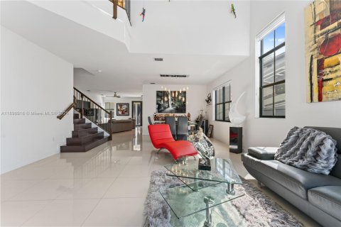 House in Miami, Florida 5 bedrooms, 302.95 sq.m. № 1948406 - photo 5