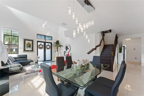 House in Miami, Florida 5 bedrooms, 302.95 sq.m. № 1948406 - photo 6