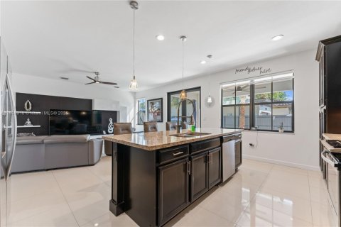 House in Miami, Florida 5 bedrooms, 302.95 sq.m. № 1948406 - photo 13