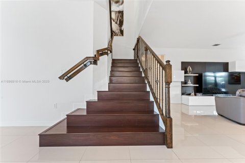 House in Miami, Florida 5 bedrooms, 302.95 sq.m. № 1948406 - photo 22