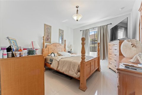House in Miami, Florida 5 bedrooms, 302.95 sq.m. № 1948406 - photo 20