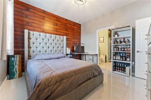 House in Miami, Florida 5 bedrooms, 302.95 sq.m. № 1948406 - photo 29