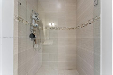 House in Miami, Florida 5 bedrooms, 302.95 sq.m. № 1948406 - photo 19